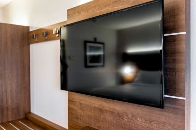 Television Hanging Service in Overland Park, KS
